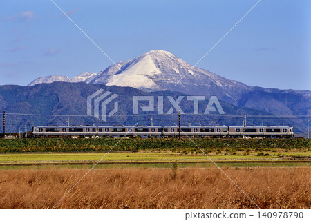2007 年:一列 4 節車廂的 223 系列快速列車正在行駛,背景是伊吹山。 2007 年:一列 4 節車廂的 223 系列快速列車正在行駛,背景是伊吹山。 140978790