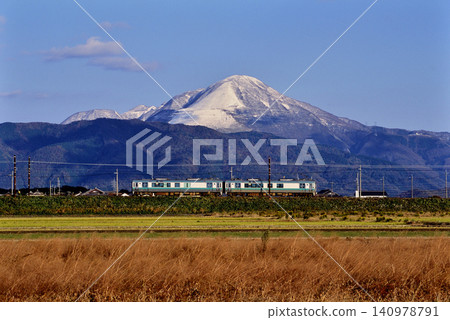 2007 年:一列兩節車廂的 125 系列地方列車正在行駛,背景是伊吹山。 2007 年:一列兩節車廂的 125 系列地方列車正在行駛,背景是伊吹山。 140978791