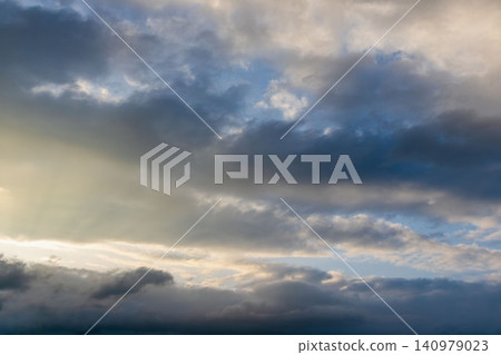 春日景色：夕陽透過雲層灑下光芒 08 140979023