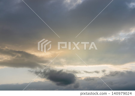 春日景色：夕陽透過雲層灑下光芒 09 140979024