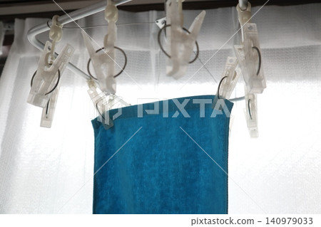 On rainy days, I hang towels on a clothes hanger with clips on the curtain rail. On rainy days, I hang towels on a clothes hanger with clips on the curtain rail. 140979033