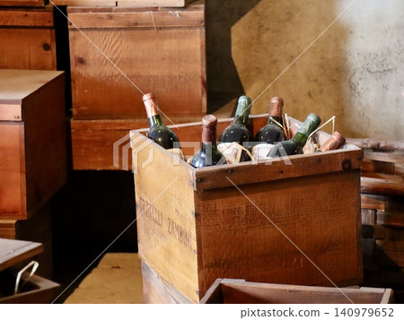 Wine stored in wooden crates in a wooden cottage in Southern Italy | Food culture image material for tourism, dining, and web content Wine stored in wooden crates in a wooden cottage in Southern Italy | Food culture image material for tourism, dining, and web content 140979652