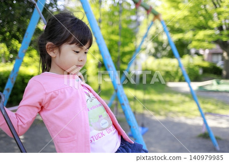 鞦韆上的嬰兒(5歲) 鞦韆上的嬰兒(5歲) 140979985