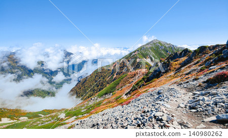 秋季徒步攀登哈里諾基山和蓮華山(從哈里諾基山口到哈里諾基山頂峰:可欣賞蓮華山景色) 秋季徒步攀登哈里諾基山和蓮華山(從哈里諾基山口到哈里諾基山頂峰:可欣賞蓮華山景色) 140980262