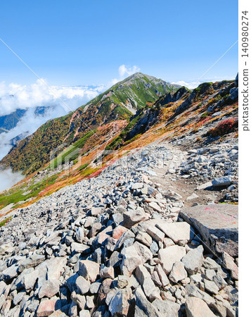 秋季徒步攀登哈里諾基山和蓮華山（從哈里諾基山口到哈里諾基山頂峰：可欣賞蓮華山景色） 140980274