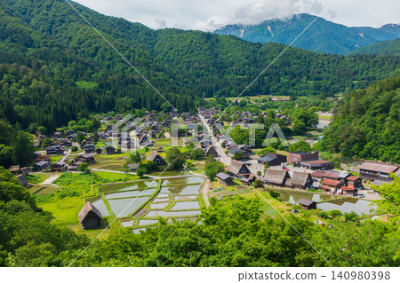 初夏的白川鄉（從城山城塔的展望台上看到的景色） 140980398