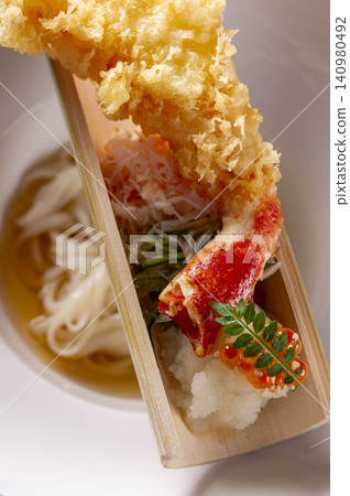 新鮮炸製的蟹肉天婦羅和麵條,香氣撲鼻的海鮮盛放在竹盤中。 新鮮炸製的蟹肉天婦羅和麵條,香氣撲鼻的海鮮盛放在竹盤中。 140980492