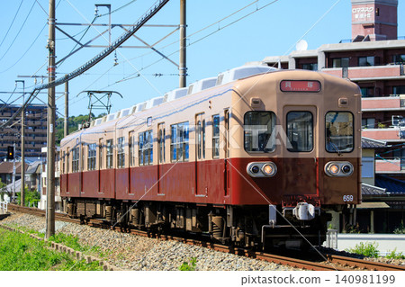 Nishitetsu (Nishinippon Railroad) 600 Series Train [Retro Two-Tone Color] 140981199