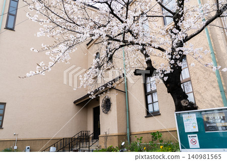 京都府立師範學校校友會館（原京都府立師範學校校友會館），京都市北區：昭和初期建築，以灰泥外牆和拱形窗戶為特色。 140981565