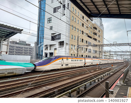 Yamagata Shinkansen E8 series stopping and departing at Utsunomiya Station. Yamagata Shinkansen E8 series stopping and departing at Utsunomiya Station. 140981927