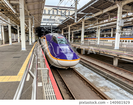 Yamagata Shinkansen E8 series stopping and departing at Utsunomiya Station. Yamagata Shinkansen E8 series stopping and departing at Utsunomiya Station. 140981929
