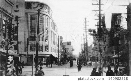 1941 年，橫濱，伊勢崎町 Odeon 劇院前的老照片。 140982218