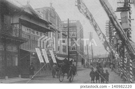 Old photograph, 1920-1923, in front of the Yokohama Theater (near the current Takashima-cho Station) Old photograph, 1920-1923, in front of the Yokohama Theater (near the current Takashima-cho Station) 140982220