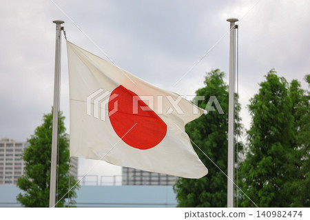 [Japanese flag] Crime of damaging the national flag 140982474
