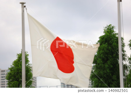 [Japanese flag] Crime of damaging the national flag 140982501