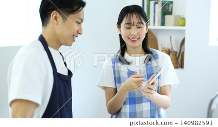廚房：一對男女正在用智慧手機構思菜譜。 140982591