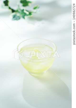 Cold green tea on a summer day 140982724