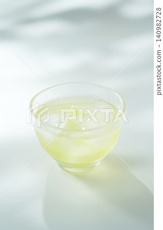 Cold green tea on a summer day 140982728