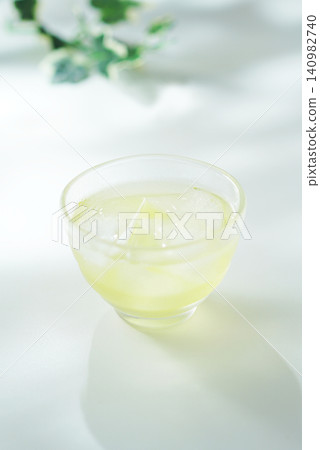 Cold green tea on a summer day 140982740