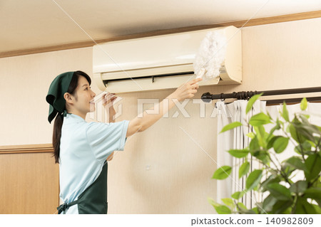 女工打掃房子清潔空調 女工打掃房子清潔空調 140982809