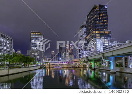 大阪夜景:大阪府大阪市中之島、大橋及堂島川 大阪夜景:大阪府大阪市中之島、大橋及堂島川 140982830
