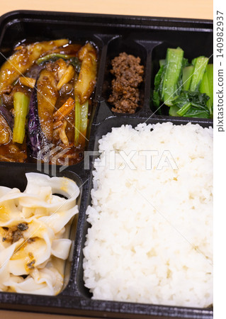 美味的川味肉末茄子便當盒 美味的川味肉末茄子便當盒 140982937