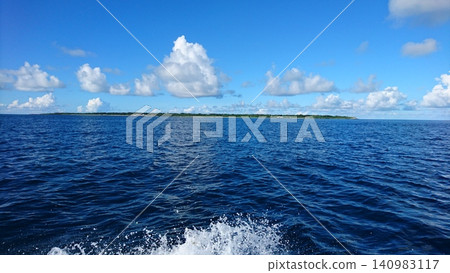 從船上看到的石垣島夏日海景 從船上看到的石垣島夏日海景 140983117