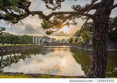 The sunset reflected on the water and the Imperial Palace The sunset reflected on the water and the Imperial Palace 140983418