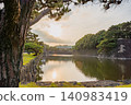 陽光照耀下，皇宮、松樹和池塘顯得格外美麗。 140983419