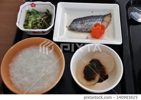 日本醫院餐(午餐):米粥、照燒馬鮫魚、燉白蘿蔔、黃瓜配海藻沙拉。 日本醫院餐(午餐):米粥、照燒馬鮫魚、燉白蘿蔔、黃瓜配海藻沙拉。 140983625