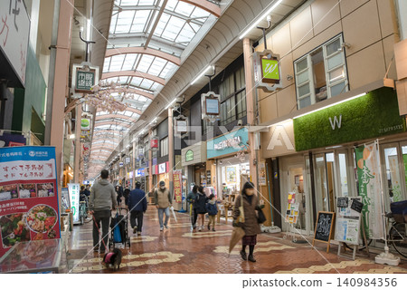 東京葛飾區都市風光:新小岩站前的拱廊商店街 東京葛飾區都市風光:新小岩站前的拱廊商店街 140984356