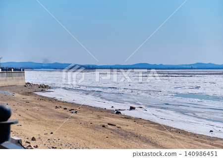 Urban landscape of Khabarovsk riverbank featuring melting ice and clear sky 140986451