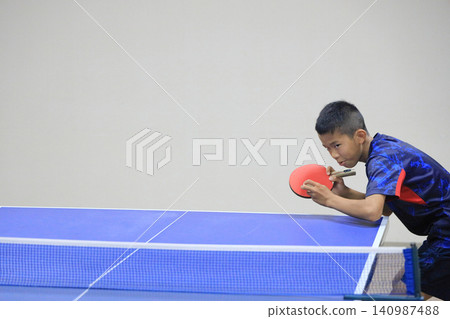 一名12歲的中學生正在打乒乓球。 一名12歲的中學生正在打乒乓球。 140987488