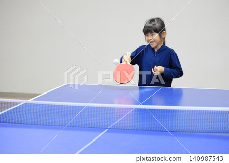 一名7歲的小學生正在打乒乓球。 一名7歲的小學生正在打乒乓球。 140987543