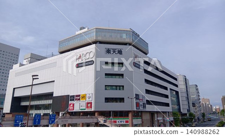 Exterior view of the Rakutenchi Building in front of Kinshicho Station Exterior view of the Rakutenchi Building in front of Kinshicho Station 140988262