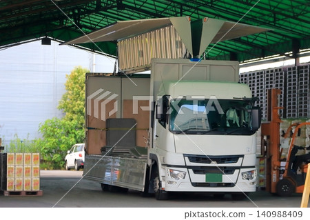 物流倉庫與卡車形象 140988409