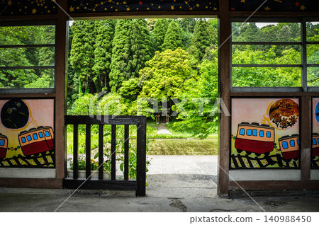 從小湊鐵道板部站的候車室可以看到新鮮的綠色植物和一個小鳥居。 從小湊鐵道板部站的候車室可以看到新鮮的綠色植物和一個小鳥居。 140988450