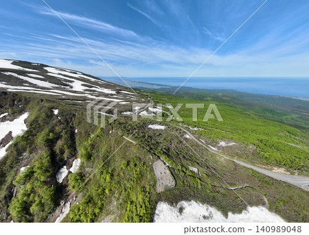 Springtime views of Mt. Chokai, Hokodate, and the Chokai Blue Line on a clear morning. 140989048