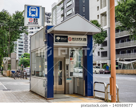 都營淺草線東日本橋站B1層電梯入口/出口處的站名牌。 都營淺草線東日本橋站B1層電梯入口/出口處的站名牌。 140989077