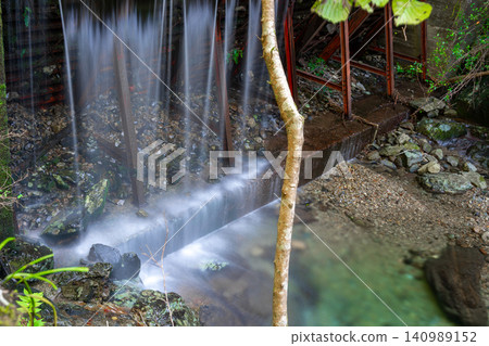 The lush greenery of Mizutsurugi Mountain and the beautiful valley scenery with its flowing clear stream (Hyogo Prefecture) The lush greenery of Mizutsurugi Mountain and the beautiful valley scenery with its flowing clear stream (Hyogo Prefecture) 140989152