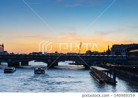 Evening scenery of the Thames river Evening scenery of the Thames river 140989359