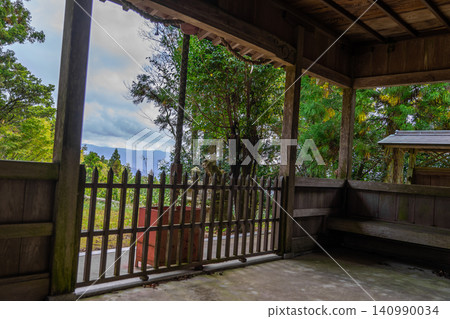 從志比雷山眺望:從寺廟庭院望去,群山環繞,綠意盎然。兵庫縣三木市。 *照片拍攝地點已在作品說明中註明。 從志比雷山眺望:從寺廟庭院望去,群山環繞,綠意盎然。兵庫縣三木市。 *照片拍攝地點已在作品說明中註明。 140990034