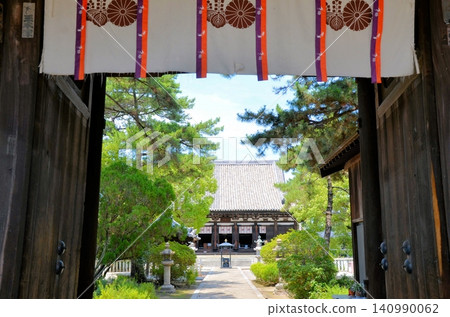 從鶴林寺仁王門望向主殿 從鶴林寺仁王門望向主殿 140990062