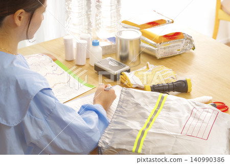 檢查防災用品的女性 檢查防災用品的女性 140990386
