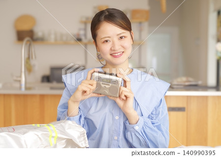 檢查防災用品的女性 140990395