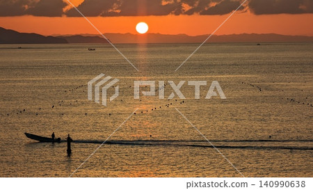 湘南海岸的日落和漁船 湘南海岸的日落和漁船 140990638