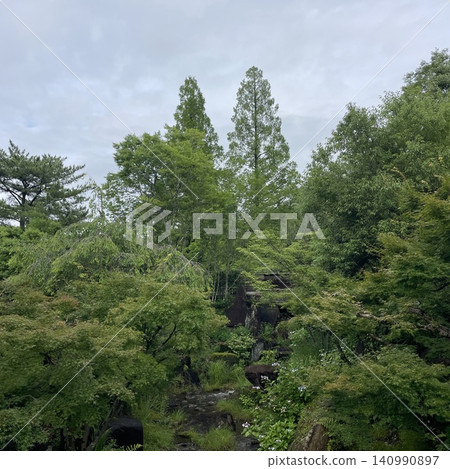 寧靜的日式花園,周圍綠樹環繞,清澈的小溪蜿蜒流淌,營造出療癒身心的氛圍。 寧靜的日式花園,周圍綠樹環繞,清澈的小溪蜿蜒流淌,營造出療癒身心的氛圍。 140990897