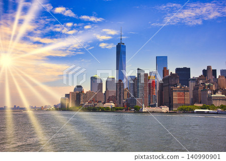從觀光船上欣賞到摩天大樓美麗的日落景色。 140990901