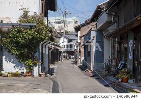 narrow back alley narrow back alley 140990944