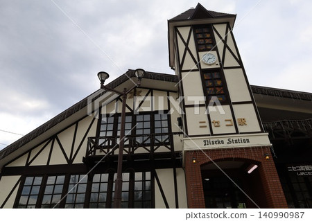 春天的北海道,在函館本線的二世古町二世古站,可以欣賞到以二世古安努普利山為背景的寧靜景色。 春天的北海道,在函館本線的二世古町二世古站,可以欣賞到以二世古安努普利山為背景的寧靜景色。 140990987